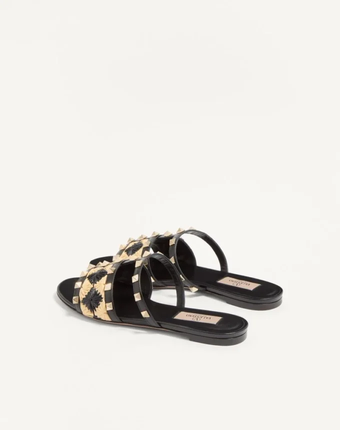 Σανδάλια Rockstud Slide με κεντημένο σχέδιο καρό από ραφία Σανδάλια Rockstud Slide με κεντημένο σχέδιο καρό από ραφία