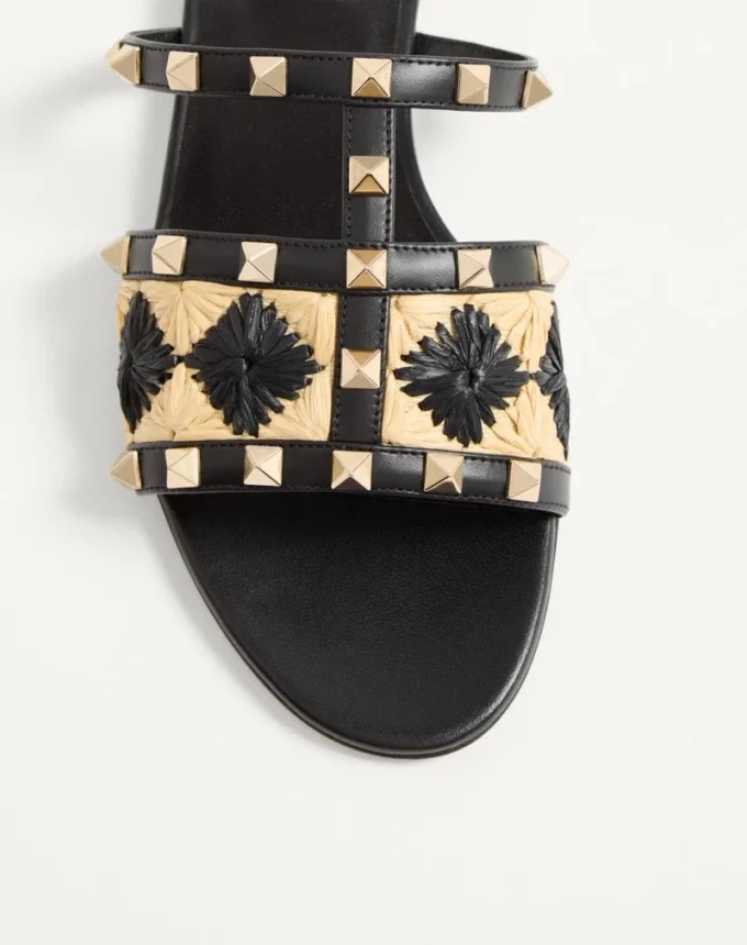 Σανδάλια Rockstud Slide με κεντημένο σχέδιο καρό από ραφία Σανδάλια Rockstud Slide με κεντημένο σχέδιο καρό από ραφία