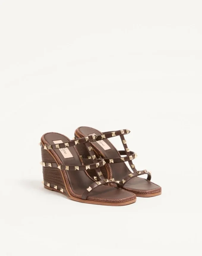 Σανδάλια Rockstud Wedge Slide από δέρμα μοσχαριού με κεντημένο σχέδιο Cornely 100 mm Σανδάλια Rockstud Wedge Slide από δέρμα μοσχαριού με κεντημένο σχέδιο Cornely 100 mm