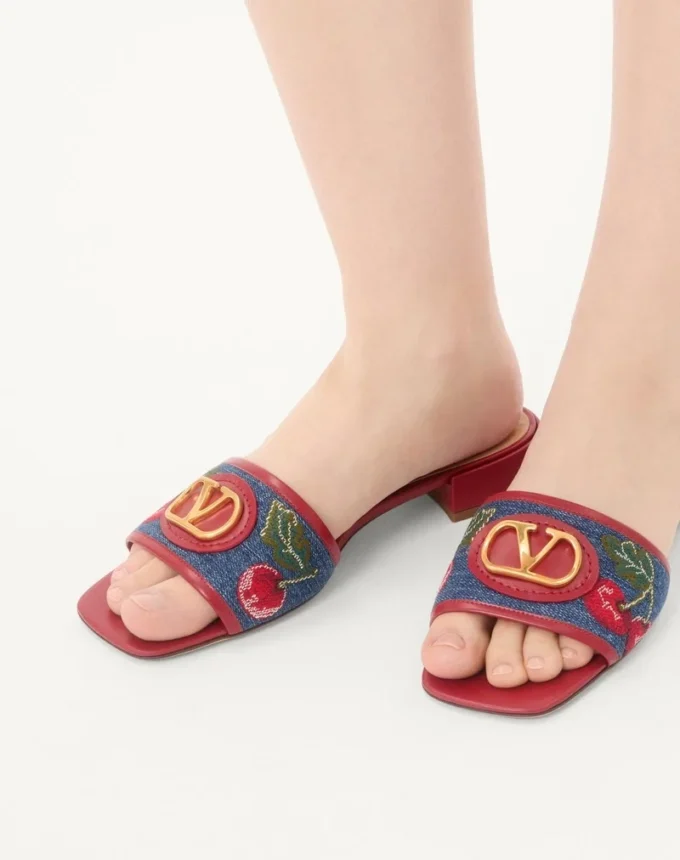 Σανδάλια Vlogo Signature Denim Slide με κεντημένο σχέδιο Cherryfic 20 mm Σανδάλια Vlogo Signature Denim Slide με κεντημένο σχέδιο Cherryfic 20 mm