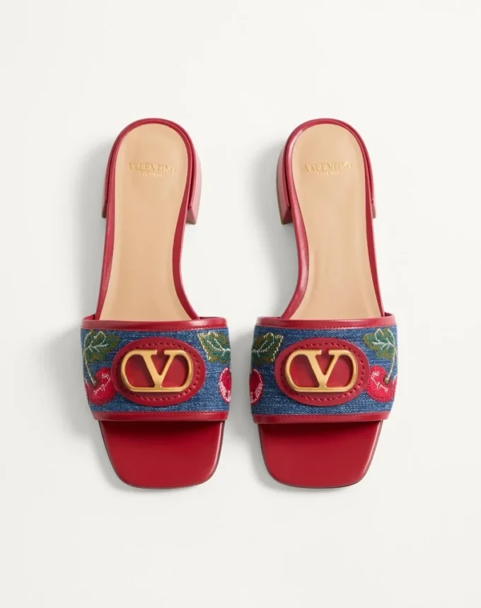 Σανδάλια Vlogo Signature Denim Slide με κεντημένο σχέδιο Cherryfic 20 mm Σανδάλια Vlogo Signature Denim Slide με κεντημένο σχέδιο Cherryfic 20 mm