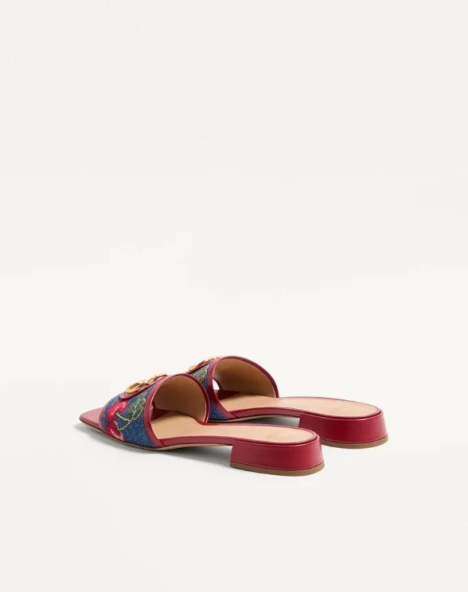 Σανδάλια Vlogo Signature Denim Slide με κεντημένο σχέδιο Cherryfic 20 mm Σανδάλια Vlogo Signature Denim Slide με κεντημένο σχέδιο Cherryfic 20 mm