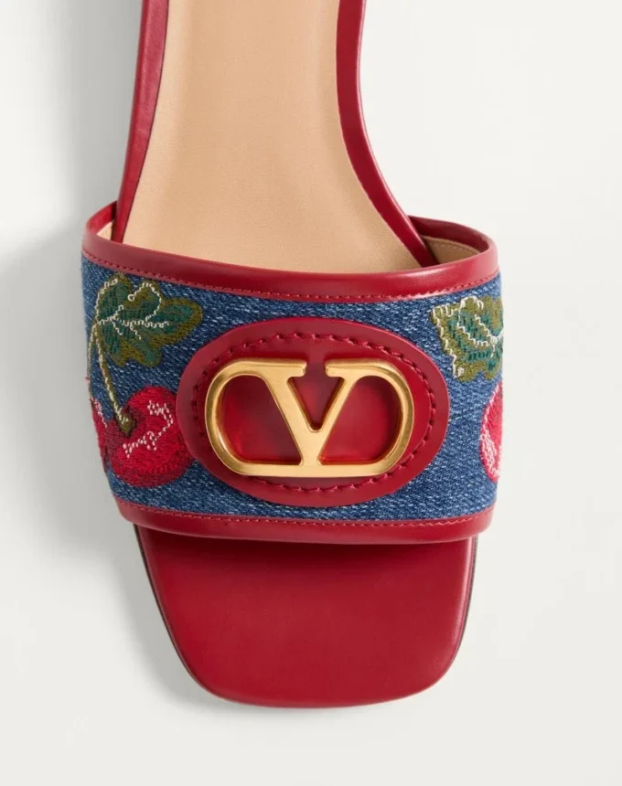 Σανδάλια Vlogo Signature Denim Slide με κεντημένο σχέδιο Cherryfic 20 mm Σανδάλια Vlogo Signature Denim Slide με κεντημένο σχέδιο Cherryfic 20 mm