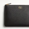 Τσάντα clutch Vlogo Signature από κοκκώδες δέρμα μοσχαριού Τσάντα clutch Vlogo Signature από κοκκώδες δέρμα μοσχαριού