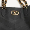 Τσάντα για ψώνια Valentino Garavani Laseine από δέρμα νάπα με μοτίβο σε σχήμα V Τσάντα για ψώνια Valentino Garavani Laseine από δέρμα νάπα με μοτίβο σε σχήμα V