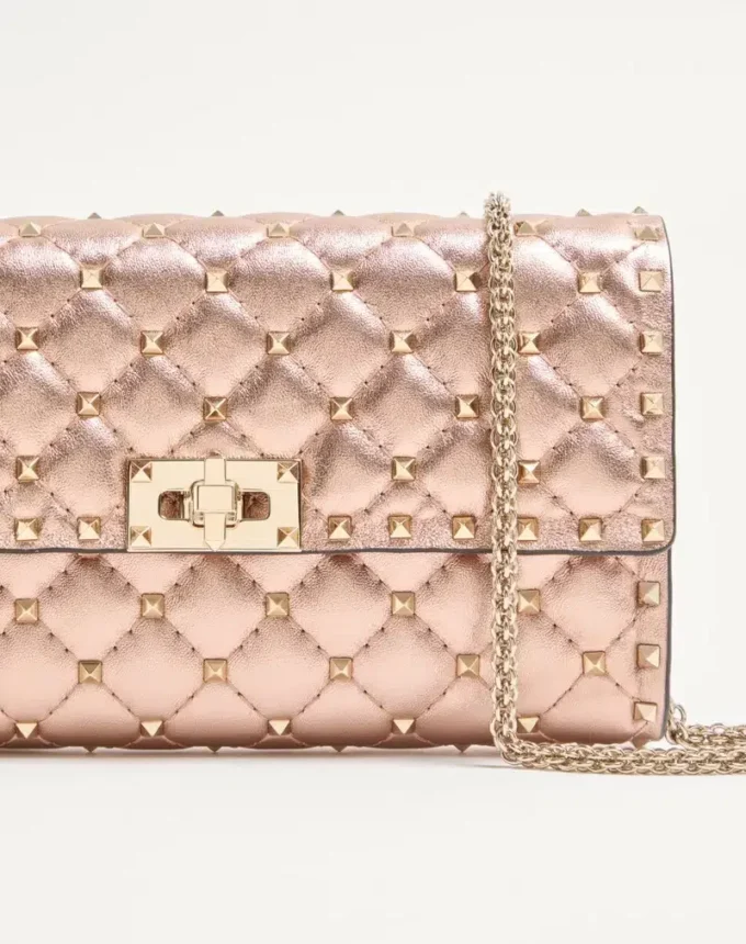 Τσάντα ώμου Valentino Garavani Rockstud Spike από πλαστικοποιημένο δέρμα νάπα Τσάντα ώμου Valentino Garavani Rockstud Spike από πλαστικοποιημένο δέρμα νάπα