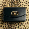 Τσάντα ώμου Valentino Garavani Vain από γυαλιστερό δέρμα μοσχαριού Τσάντα ώμου Valentino Garavani Vain από γυαλιστερό δέρμα μοσχαριού