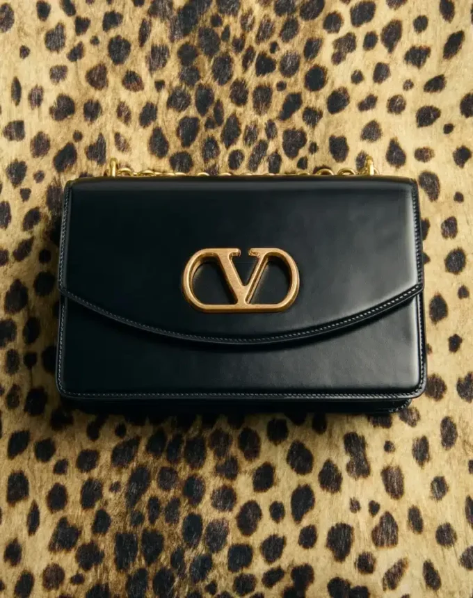 Τσάντα ώμου Valentino Garavani Vain από γυαλιστερό δέρμα μοσχαριού Τσάντα ώμου Valentino Garavani Vain από γυαλιστερό δέρμα μοσχαριού