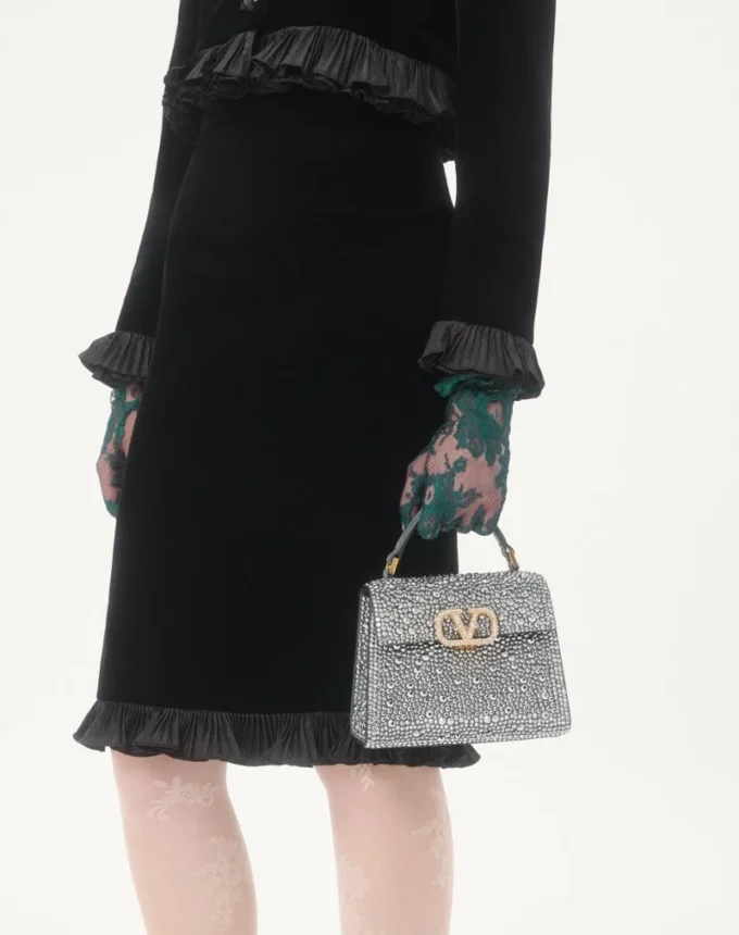 Τσάντα Valentino Garavani Mini Vsling με στρας και λογότυπο με πολύτιμους λίθους Τσάντα Valentino Garavani Mini Vsling με στρας και λογότυπο με πολύτιμους λίθους