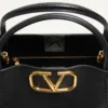 Valentino Garavani Alltime Medium τσάντα χειρός από δέρμα μοσχαριού με κόκκους Valentino Garavani Alltime Medium τσάντα χειρός από δέρμα μοσχαριού με κόκκους
