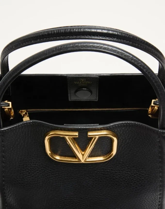 Valentino Garavani Alltime Medium τσάντα χειρός από δέρμα μοσχαριού με κόκκους Valentino Garavani Alltime Medium τσάντα χειρός από δέρμα μοσχαριού με κόκκους