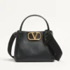 Valentino Garavani Alltime Medium τσάντα χειρός από δέρμα μοσχαριού με κόκκους Valentino Garavani Alltime Medium τσάντα χειρός από δέρμα μοσχαριού με κόκκους