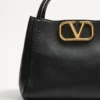 Valentino Garavani Alltime Medium τσάντα χειρός από δέρμα μοσχαριού με κόκκους Valentino Garavani Alltime Medium τσάντα χειρός από δέρμα μοσχαριού με κόκκους