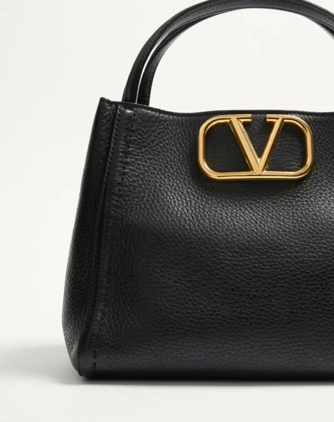 Valentino Garavani Alltime Medium τσάντα χειρός από δέρμα μοσχαριού με κόκκους Valentino Garavani Alltime Medium τσάντα χειρός από δέρμα μοσχαριού με κόκκους