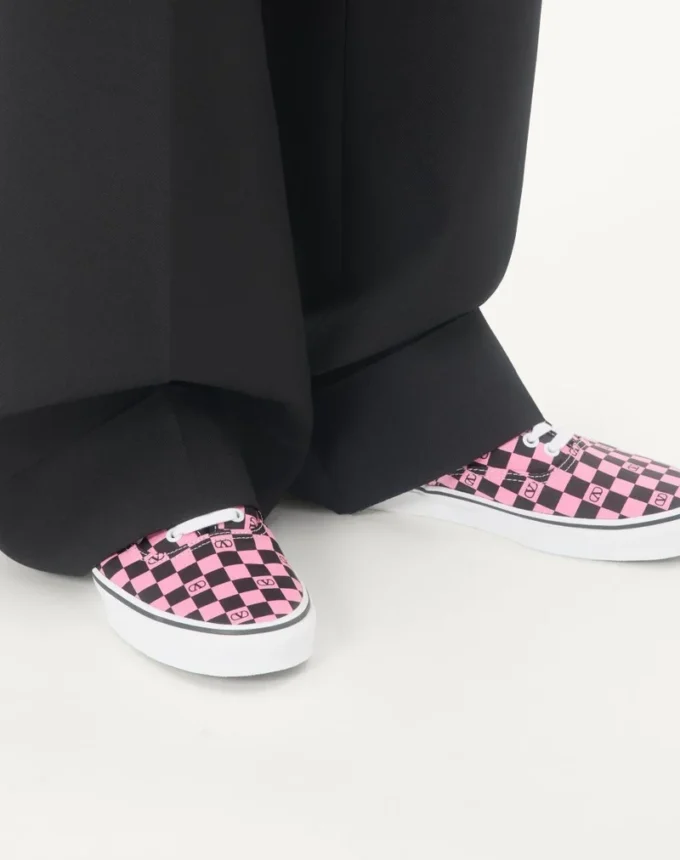 Valentino Garavani και Vans χαμηλά αθλητικά παπούτσια από ύφασμα με τυπωμένο λογότυπο V σε μοτίβο σκακιέρας Valentino Garavani και Vans χαμηλά αθλητικά παπούτσια από ύφασμα με τυπωμένο λογότυπο V σε μοτίβο σκακιέρας