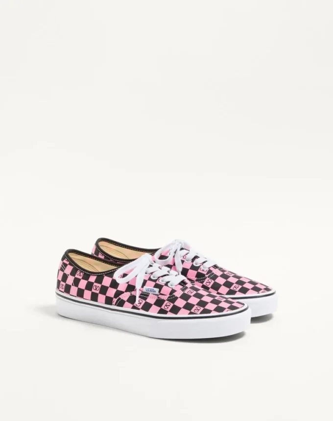 Valentino Garavani και Vans χαμηλά αθλητικά παπούτσια από ύφασμα με τυπωμένο λογότυπο V σε μοτίβο σκακιέρας Valentino Garavani και Vans χαμηλά αθλητικά παπούτσια από ύφασμα με τυπωμένο λογότυπο V σε μοτίβο σκακιέρας