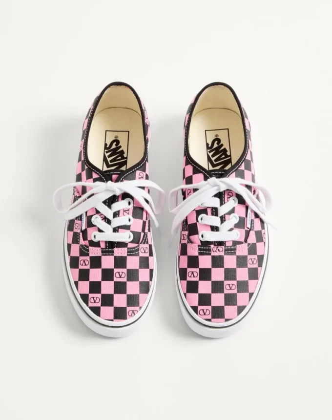 Valentino Garavani και Vans χαμηλά αθλητικά παπούτσια από ύφασμα με τυπωμένο λογότυπο V σε μοτίβο σκακιέρας Valentino Garavani και Vans χαμηλά αθλητικά παπούτσια από ύφασμα με τυπωμένο λογότυπο V σε μοτίβο σκακιέρας