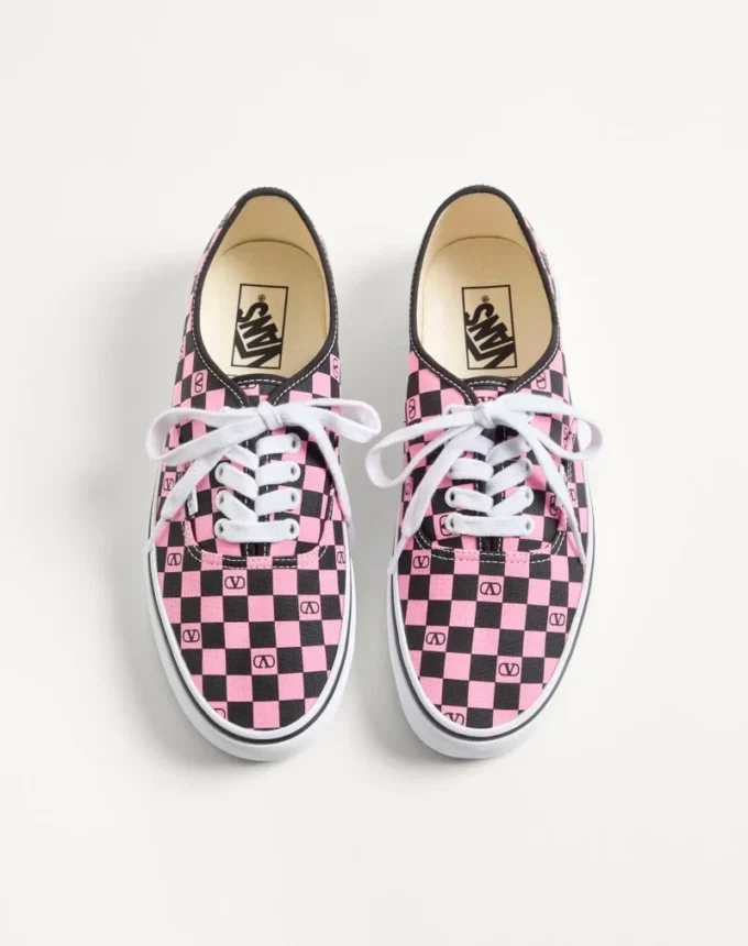 Valentino Garavani και Vans χαμηλά αθλητικά παπούτσια από ύφασμα με τυπωμένο λογότυπο V σε μοτίβο σκακιέρας Valentino Garavani και Vans χαμηλά αθλητικά παπούτσια από ύφασμα με τυπωμένο λογότυπο V σε μοτίβο σκακιέρας