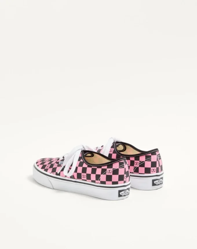 Valentino Garavani και Vans χαμηλά αθλητικά παπούτσια από ύφασμα με τυπωμένο λογότυπο V σε μοτίβο σκακιέρας Valentino Garavani και Vans χαμηλά αθλητικά παπούτσια από ύφασμα με τυπωμένο λογότυπο V σε μοτίβο σκακιέρας