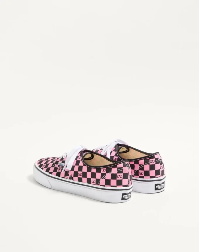 Valentino Garavani και Vans χαμηλά αθλητικά παπούτσια από ύφασμα με τυπωμένο λογότυπο V σε μοτίβο σκακιέρας Valentino Garavani και Vans χαμηλά αθλητικά παπούτσια από ύφασμα με τυπωμένο λογότυπο V σε μοτίβο σκακιέρας