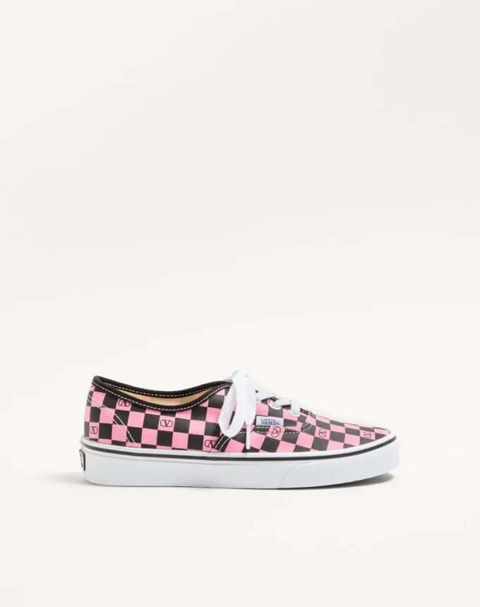Valentino Garavani και Vans χαμηλά αθλητικά παπούτσια από ύφασμα με τυπωμένο λογότυπο V σε μοτίβο σκακιέρας Valentino Garavani και Vans χαμηλά αθλητικά παπούτσια από ύφασμα με τυπωμένο λογότυπο V σε μοτίβο σκακιέρας