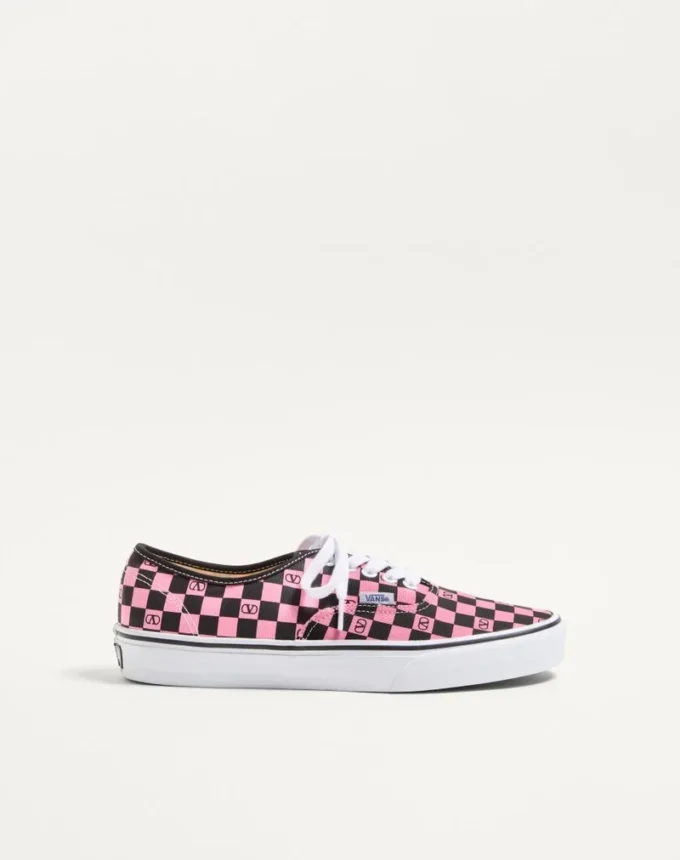 Valentino Garavani και Vans χαμηλά αθλητικά παπούτσια από ύφασμα με τυπωμένο λογότυπο V σε μοτίβο σκακιέρας Valentino Garavani και Vans χαμηλά αθλητικά παπούτσια από ύφασμα με τυπωμένο λογότυπο V σε μοτίβο σκακιέρας