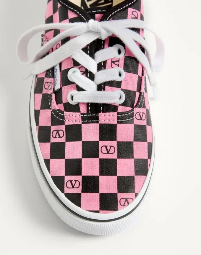 Valentino Garavani και Vans χαμηλά αθλητικά παπούτσια από ύφασμα με τυπωμένο λογότυπο V σε μοτίβο σκακιέρας Valentino Garavani και Vans χαμηλά αθλητικά παπούτσια από ύφασμα με τυπωμένο λογότυπο V σε μοτίβο σκακιέρας