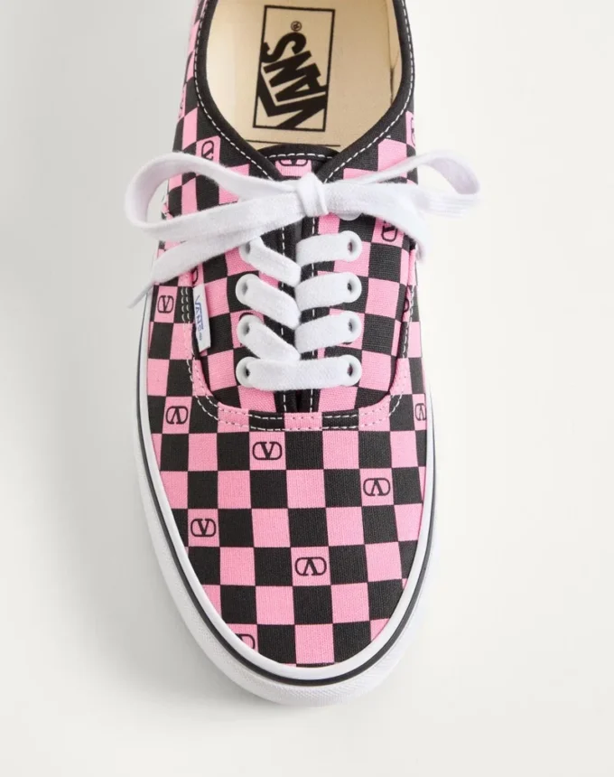 Valentino Garavani και Vans χαμηλά αθλητικά παπούτσια από ύφασμα με τυπωμένο λογότυπο V σε μοτίβο σκακιέρας Valentino Garavani και Vans χαμηλά αθλητικά παπούτσια από ύφασμα με τυπωμένο λογότυπο V σε μοτίβο σκακιέρας