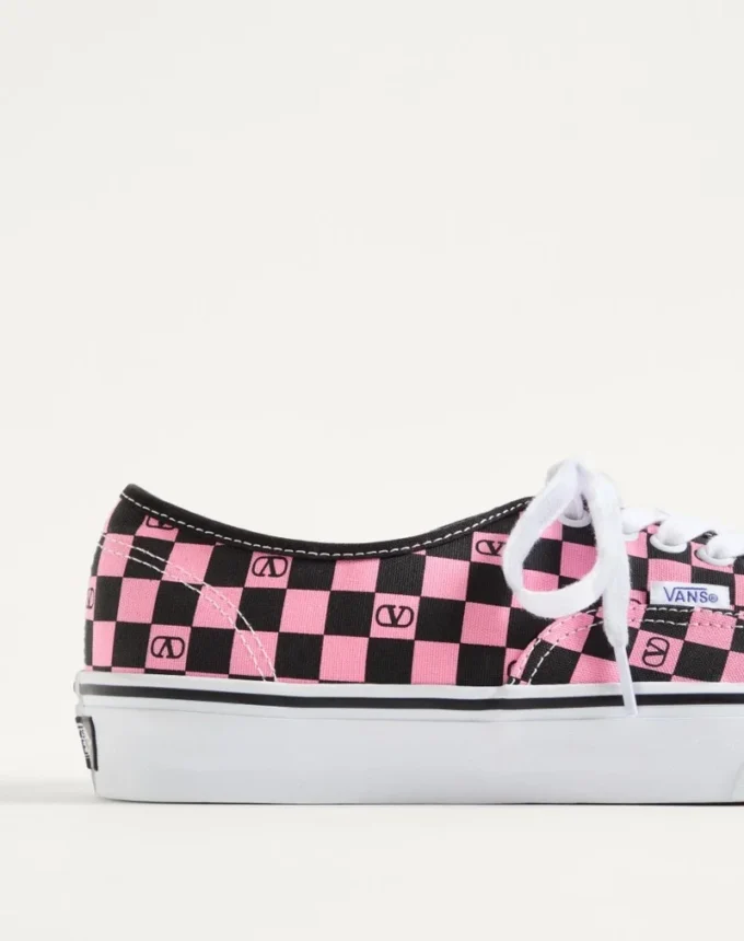 Valentino Garavani και Vans χαμηλά αθλητικά παπούτσια από ύφασμα με τυπωμένο λογότυπο V σε μοτίβο σκακιέρας Valentino Garavani και Vans χαμηλά αθλητικά παπούτσια από ύφασμα με τυπωμένο λογότυπο V σε μοτίβο σκακιέρας