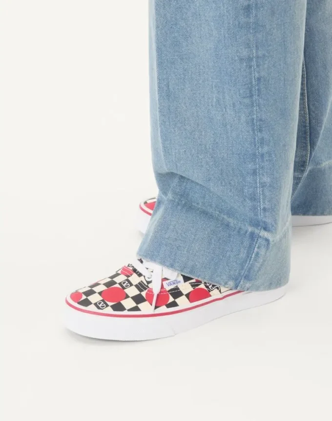 Valentino Garavani και Vans χαμηλά αθλητικά παπούτσια από ύφασμα με τυπωμένο λογότυπο V σε μοτίβο σκακιέρας και λεπτομέρειες με πουά Valentino Garavani και Vans χαμηλά αθλητικά παπούτσια από ύφασμα με τυπωμένο λογότυπο V σε μοτίβο σκακιέρας και λεπτομέρειες με πουά