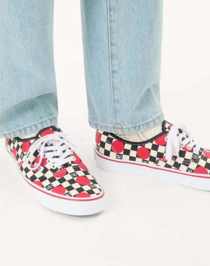 Valentino Garavani και Vans χαμηλά αθλητικά παπούτσια από ύφασμα με τυπωμένο λογότυπο V σε μοτίβο σκακιέρας και λεπτομέρειες με πουά Valentino Garavani και Vans χαμηλά αθλητικά παπούτσια από ύφασμα με τυπωμένο λογότυπο V σε μοτίβο σκακιέρας και λεπτομέρειες με πουά
