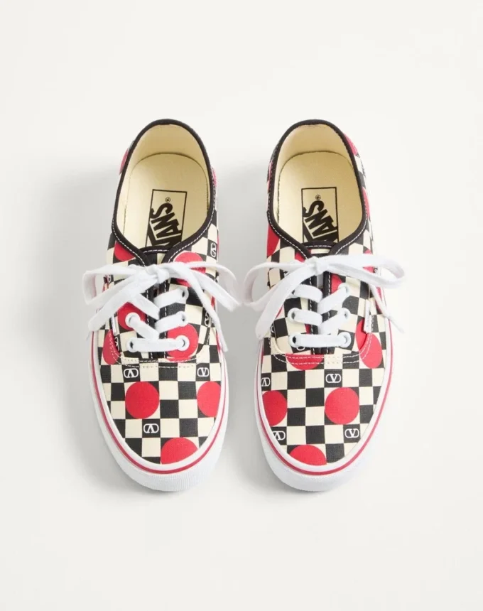 Valentino Garavani και Vans χαμηλά αθλητικά παπούτσια από ύφασμα με τυπωμένο λογότυπο V σε μοτίβο σκακιέρας και λεπτομέρειες με πουά Valentino Garavani και Vans χαμηλά αθλητικά παπούτσια από ύφασμα με τυπωμένο λογότυπο V σε μοτίβο σκακιέρας και λεπτομέρειες με πουά