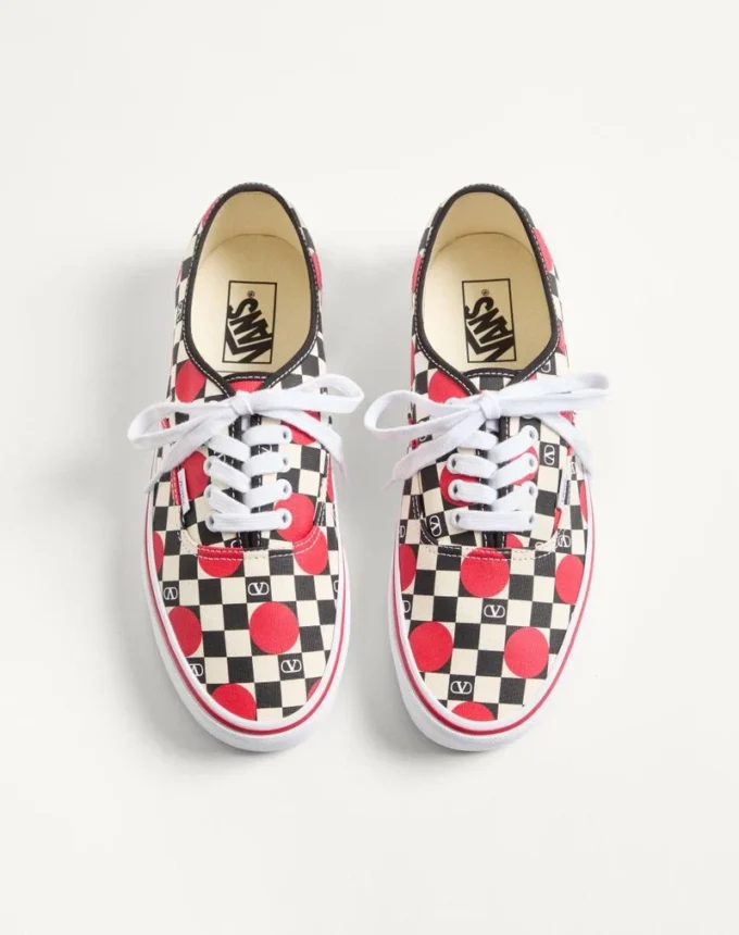 Valentino Garavani και Vans χαμηλά αθλητικά παπούτσια από ύφασμα με τυπωμένο λογότυπο V σε μοτίβο σκακιέρας και λεπτομέρειες με πουά Valentino Garavani και Vans χαμηλά αθλητικά παπούτσια από ύφασμα με τυπωμένο λογότυπο V σε μοτίβο σκακιέρας και λεπτομέρειες με πουά