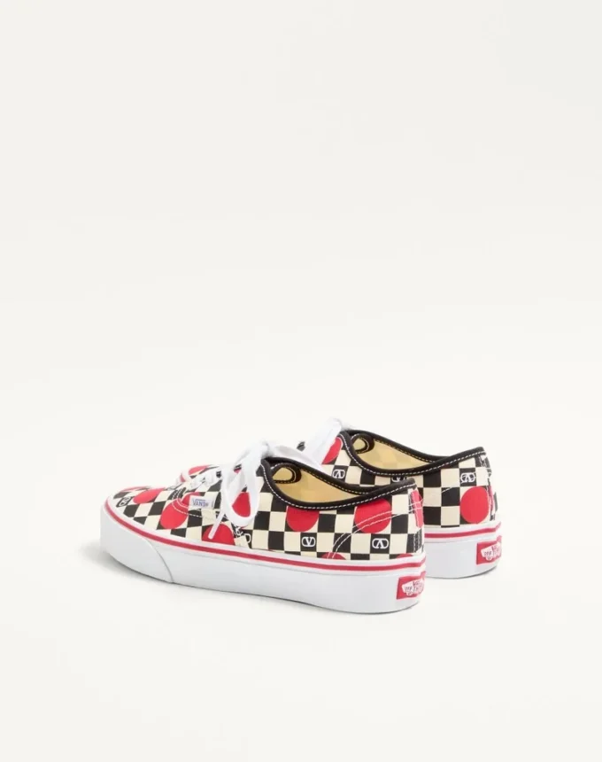 Valentino Garavani και Vans χαμηλά αθλητικά παπούτσια από ύφασμα με τυπωμένο λογότυπο V σε μοτίβο σκακιέρας και λεπτομέρειες με πουά Valentino Garavani και Vans χαμηλά αθλητικά παπούτσια από ύφασμα με τυπωμένο λογότυπο V σε μοτίβο σκακιέρας και λεπτομέρειες με πουά