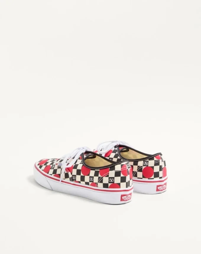 Valentino Garavani και Vans χαμηλά αθλητικά παπούτσια από ύφασμα με τυπωμένο λογότυπο V σε μοτίβο σκακιέρας και λεπτομέρειες με πουά Valentino Garavani και Vans χαμηλά αθλητικά παπούτσια από ύφασμα με τυπωμένο λογότυπο V σε μοτίβο σκακιέρας και λεπτομέρειες με πουά