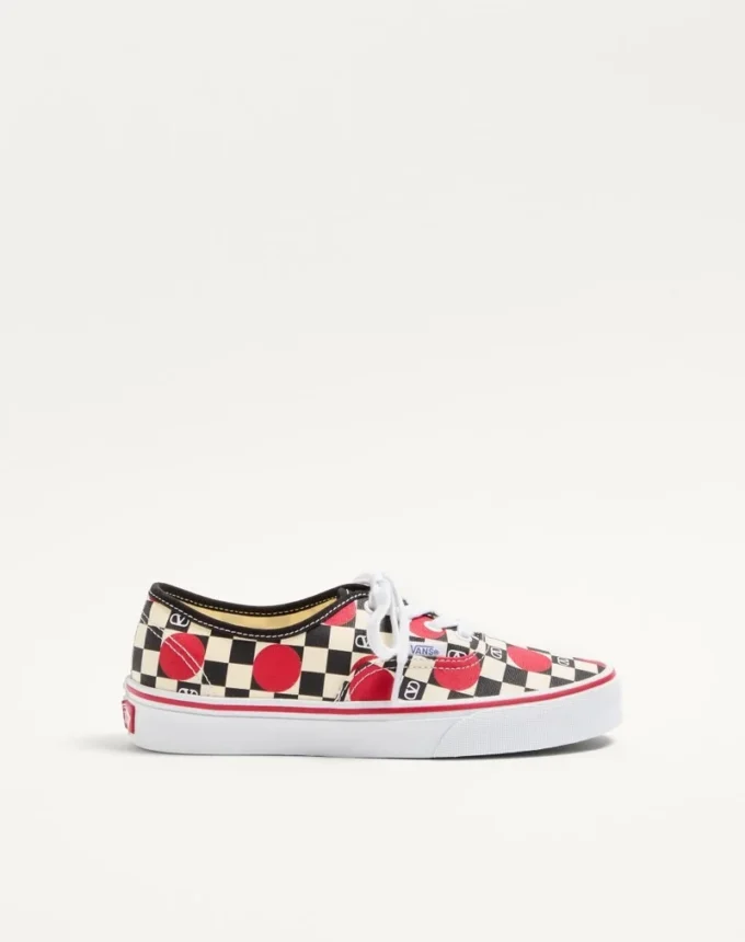 Valentino Garavani και Vans χαμηλά αθλητικά παπούτσια από ύφασμα με τυπωμένο λογότυπο V σε μοτίβο σκακιέρας και λεπτομέρειες με πουά Valentino Garavani και Vans χαμηλά αθλητικά παπούτσια από ύφασμα με τυπωμένο λογότυπο V σε μοτίβο σκακιέρας και λεπτομέρειες με πουά