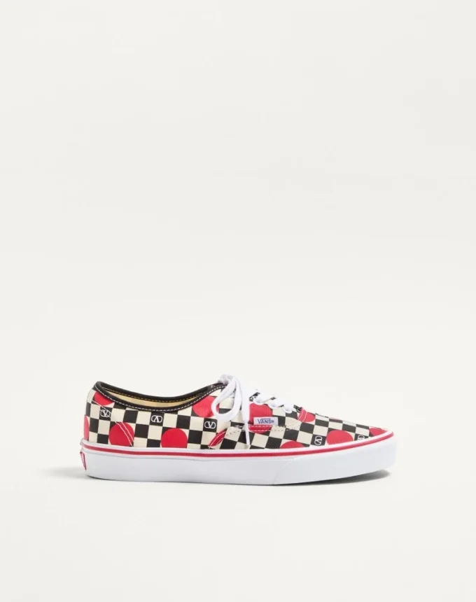 Valentino Garavani και Vans χαμηλά αθλητικά παπούτσια από ύφασμα με τυπωμένο λογότυπο V σε μοτίβο σκακιέρας και λεπτομέρειες με πουά Valentino Garavani και Vans χαμηλά αθλητικά παπούτσια από ύφασμα με τυπωμένο λογότυπο V σε μοτίβο σκακιέρας και λεπτομέρειες με πουά