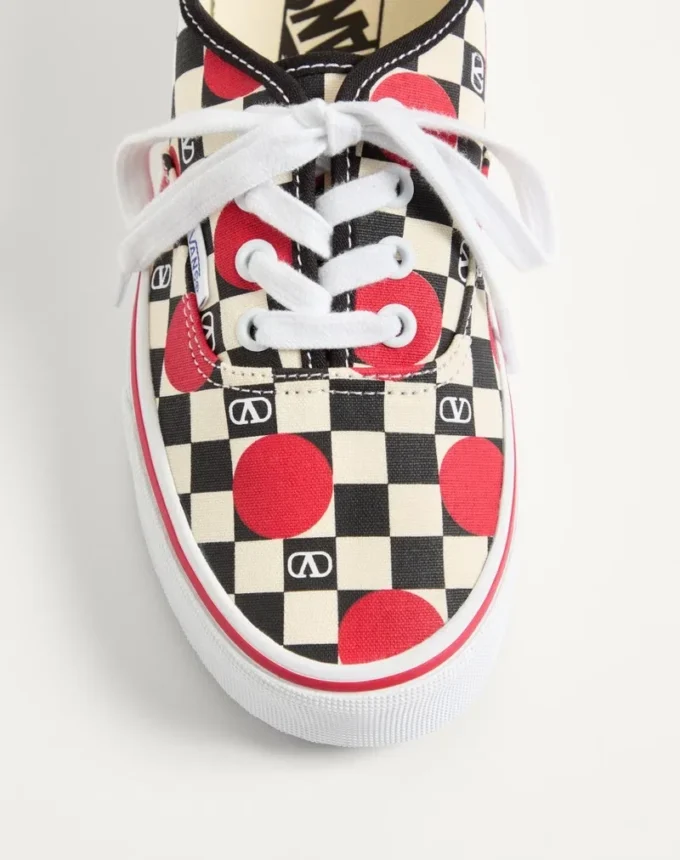 Valentino Garavani και Vans χαμηλά αθλητικά παπούτσια από ύφασμα με τυπωμένο λογότυπο V σε μοτίβο σκακιέρας και λεπτομέρειες με πουά Valentino Garavani και Vans χαμηλά αθλητικά παπούτσια από ύφασμα με τυπωμένο λογότυπο V σε μοτίβο σκακιέρας και λεπτομέρειες με πουά