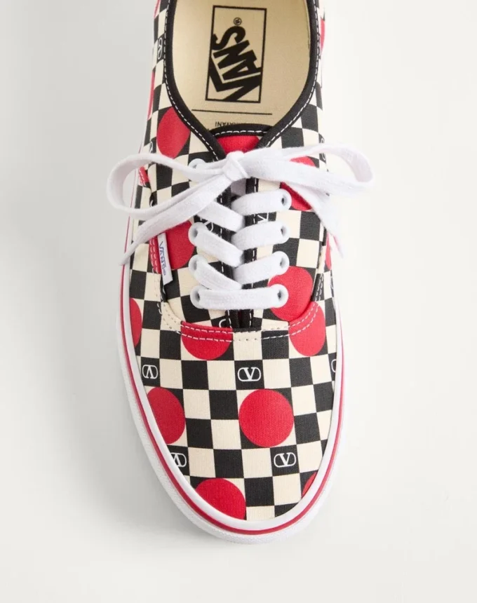 Valentino Garavani και Vans χαμηλά αθλητικά παπούτσια από ύφασμα με τυπωμένο λογότυπο V σε μοτίβο σκακιέρας και λεπτομέρειες με πουά Valentino Garavani και Vans χαμηλά αθλητικά παπούτσια από ύφασμα με τυπωμένο λογότυπο V σε μοτίβο σκακιέρας και λεπτομέρειες με πουά