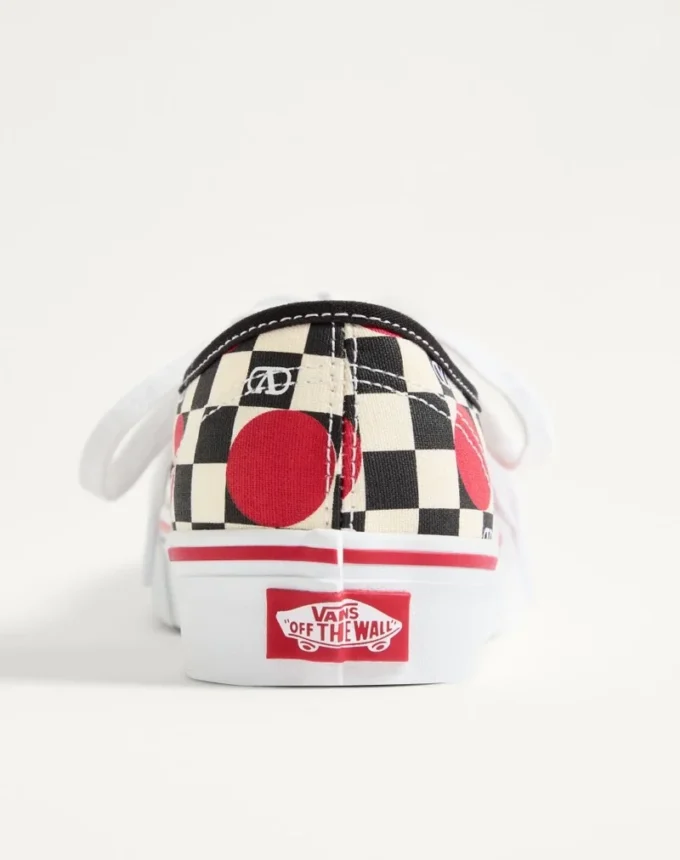 Valentino Garavani και Vans χαμηλά αθλητικά παπούτσια από ύφασμα με τυπωμένο λογότυπο V σε μοτίβο σκακιέρας και λεπτομέρειες με πουά Valentino Garavani και Vans χαμηλά αθλητικά παπούτσια από ύφασμα με τυπωμένο λογότυπο V σε μοτίβο σκακιέρας και λεπτομέρειες με πουά