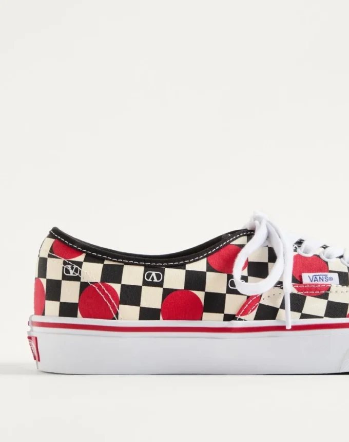 Valentino Garavani και Vans χαμηλά αθλητικά παπούτσια από ύφασμα με τυπωμένο λογότυπο V σε μοτίβο σκακιέρας και λεπτομέρειες με πουά Valentino Garavani και Vans χαμηλά αθλητικά παπούτσια από ύφασμα με τυπωμένο λογότυπο V σε μοτίβο σκακιέρας και λεπτομέρειες με πουά