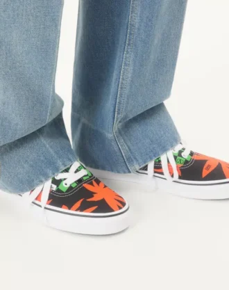 Valentino Garavani και Vans χαμηλά αθλητικά παπούτσια από ύφασμα με τυπωμένο λογότυπο VLogo σε μοτίβο σκακιέρας και τυπωμένα τροπικά φύλλα