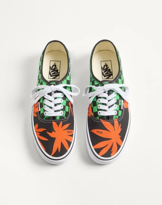 Valentino Garavani και Vans χαμηλά αθλητικά παπούτσια από ύφασμα με τυπωμένο λογότυπο VLogo σε μοτίβο σκακιέρας και τυπωμένα τροπικά φύλλα Valentino Garavani και Vans χαμηλά αθλητικά παπούτσια από ύφασμα με τυπωμένο λογότυπο VLogo σε μοτίβο σκακιέρας και τυπωμένα τροπικά φύλλα