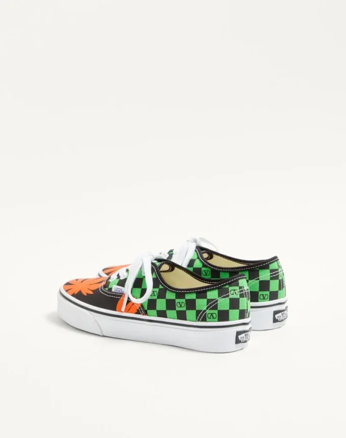 Valentino Garavani και Vans χαμηλά αθλητικά παπούτσια από ύφασμα με τυπωμένο λογότυπο VLogo σε μοτίβο σκακιέρας και τυπωμένα τροπικά φύλλα Valentino Garavani και Vans χαμηλά αθλητικά παπούτσια από ύφασμα με τυπωμένο λογότυπο VLogo σε μοτίβο σκακιέρας και τυπωμένα τροπικά φύλλα