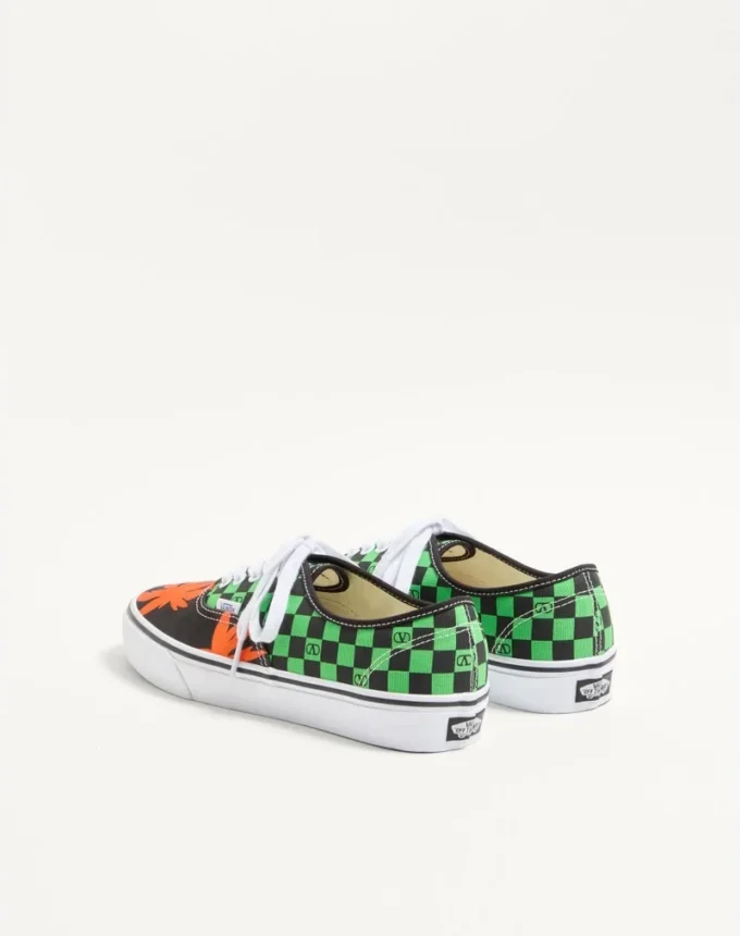 Valentino Garavani και Vans χαμηλά αθλητικά παπούτσια από ύφασμα με τυπωμένο λογότυπο VLogo σε μοτίβο σκακιέρας και τυπωμένα τροπικά φύλλα Valentino Garavani και Vans χαμηλά αθλητικά παπούτσια από ύφασμα με τυπωμένο λογότυπο VLogo σε μοτίβο σκακιέρας και τυπωμένα τροπικά φύλλα