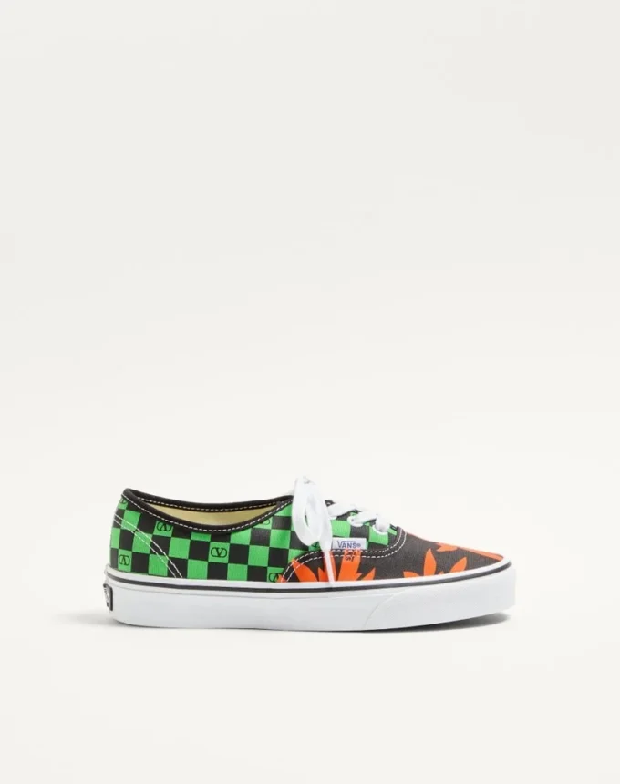 Valentino Garavani και Vans χαμηλά αθλητικά παπούτσια από ύφασμα με τυπωμένο λογότυπο VLogo σε μοτίβο σκακιέρας και τυπωμένα τροπικά φύλλα Valentino Garavani και Vans χαμηλά αθλητικά παπούτσια από ύφασμα με τυπωμένο λογότυπο VLogo σε μοτίβο σκακιέρας και τυπωμένα τροπικά φύλλα