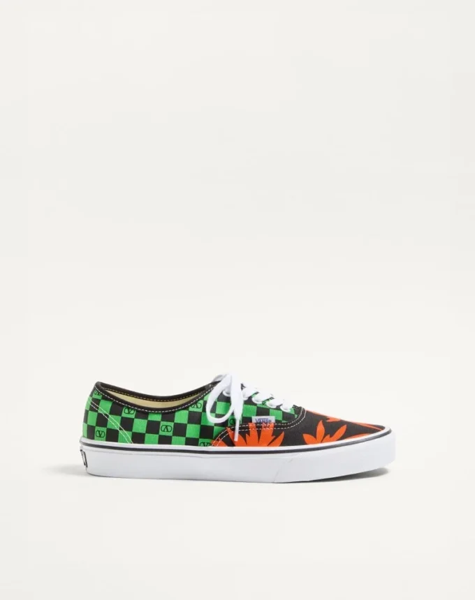 Valentino Garavani και Vans χαμηλά αθλητικά παπούτσια από ύφασμα με τυπωμένο λογότυπο VLogo σε μοτίβο σκακιέρας και τυπωμένα τροπικά φύλλα Valentino Garavani και Vans χαμηλά αθλητικά παπούτσια από ύφασμα με τυπωμένο λογότυπο VLogo σε μοτίβο σκακιέρας και τυπωμένα τροπικά φύλλα