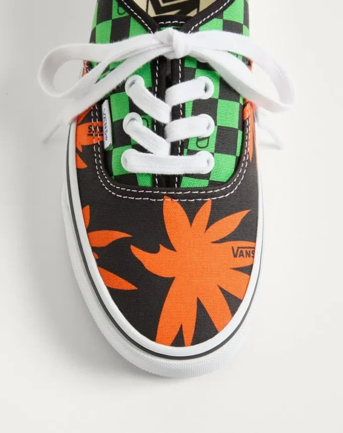 Valentino Garavani και Vans χαμηλά αθλητικά παπούτσια από ύφασμα με τυπωμένο λογότυπο VLogo σε μοτίβο σκακιέρας και τυπωμένα τροπικά φύλλα Valentino Garavani και Vans χαμηλά αθλητικά παπούτσια από ύφασμα με τυπωμένο λογότυπο VLogo σε μοτίβο σκακιέρας και τυπωμένα τροπικά φύλλα