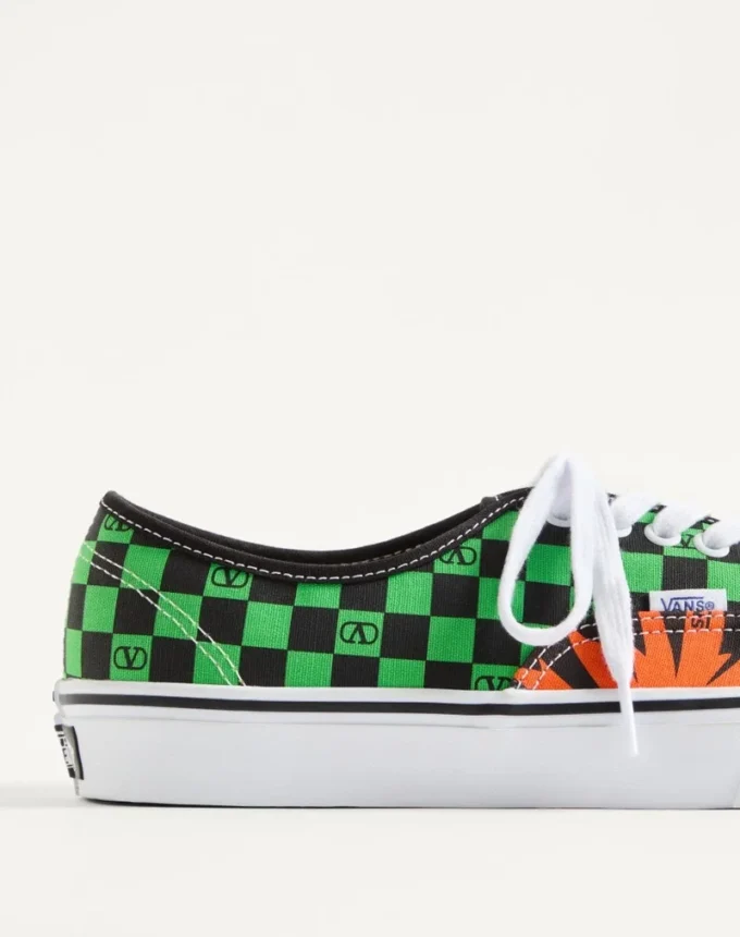 Valentino Garavani και Vans χαμηλά αθλητικά παπούτσια από ύφασμα με τυπωμένο λογότυπο VLogo σε μοτίβο σκακιέρας και τυπωμένα τροπικά φύλλα Valentino Garavani και Vans χαμηλά αθλητικά παπούτσια από ύφασμα με τυπωμένο λογότυπο VLogo σε μοτίβο σκακιέρας και τυπωμένα τροπικά φύλλα