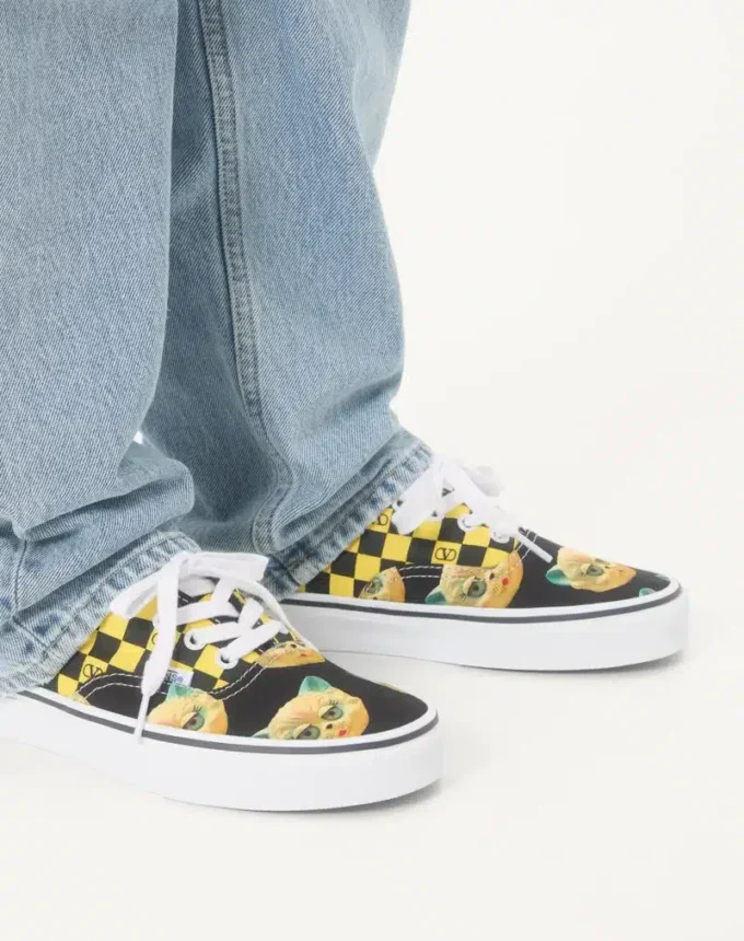 Valentino Garavani και Vans χαμηλά αθλητικά παπούτσια από ύφασμα με VLogo Checkerboard Print και Le Chat De La Maison Print Valentino Garavani και Vans χαμηλά αθλητικά παπούτσια από ύφασμα με VLogo Checkerboard Print και Le Chat De La Maison Print